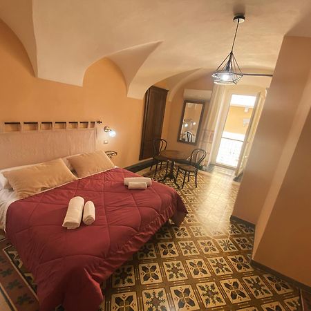 Tra I Due Ponti Hotel Боза Екстериор снимка