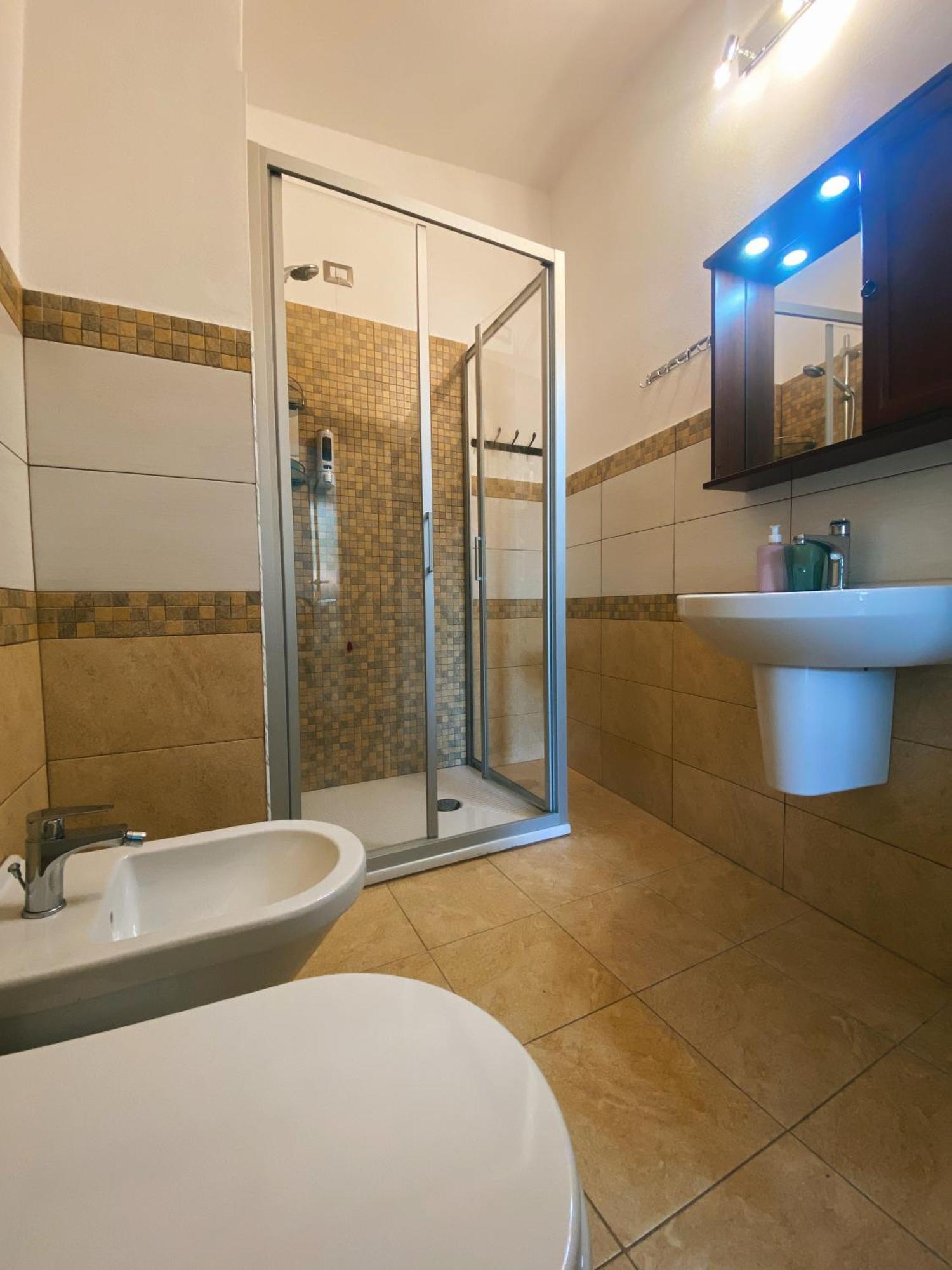 Tra I Due Ponti Hotel Боза Екстериор снимка