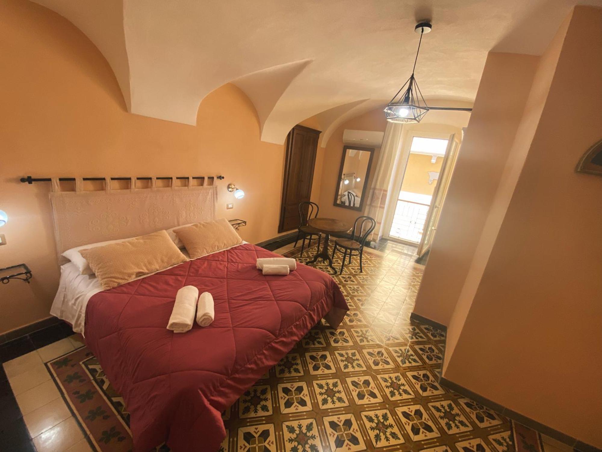 Tra I Due Ponti Hotel Боза Екстериор снимка